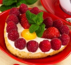 Цитрусовые пирожные «Валентинки» с фруктами