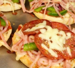Мини-пицца с помидорами черри и ветчиной